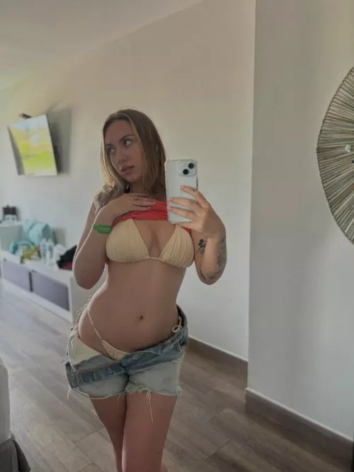 Send 'yes' and upvote for a surprise in your DMs! snap: saandmitchell