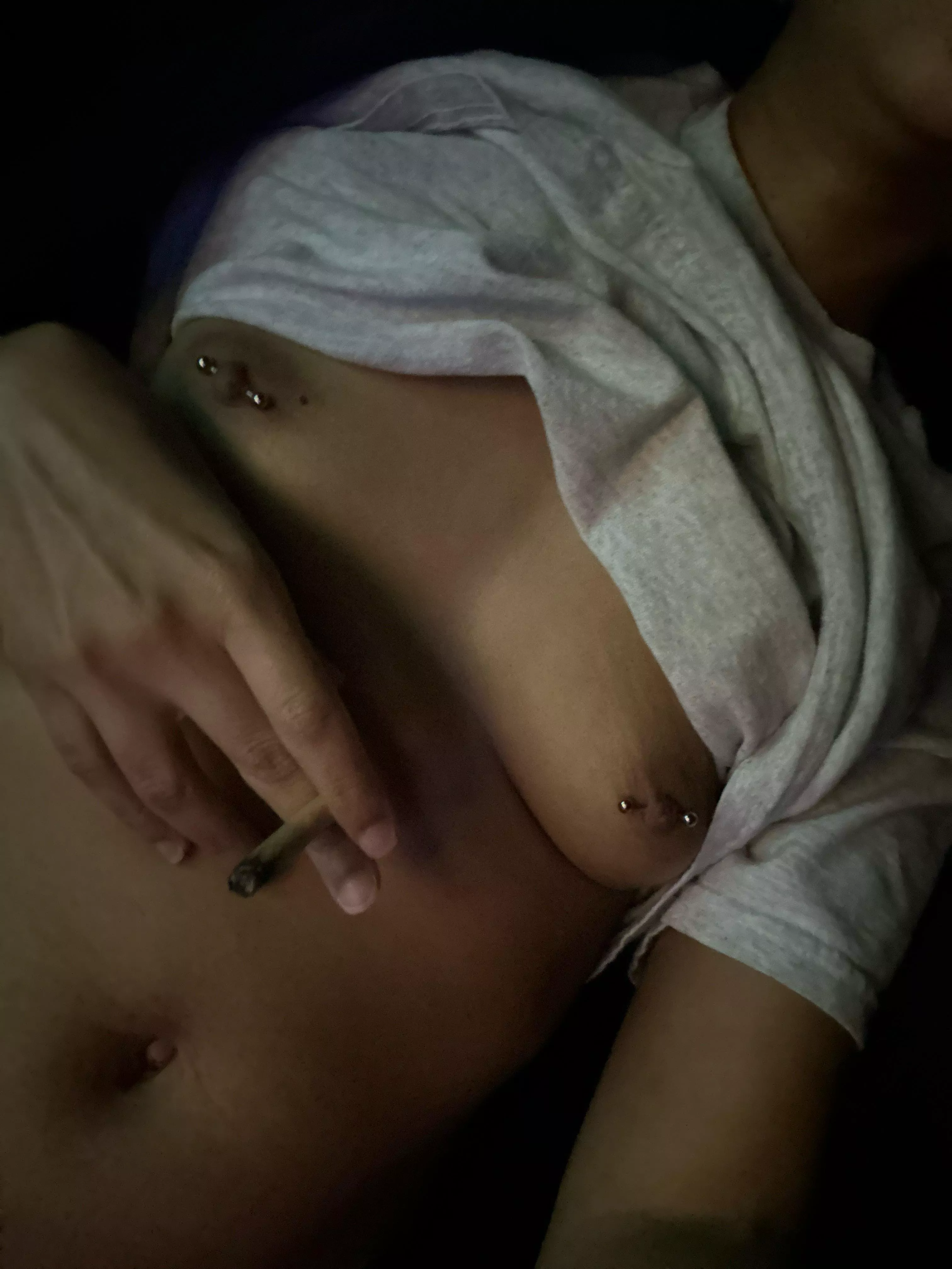 Smoke and some play time 😏😈