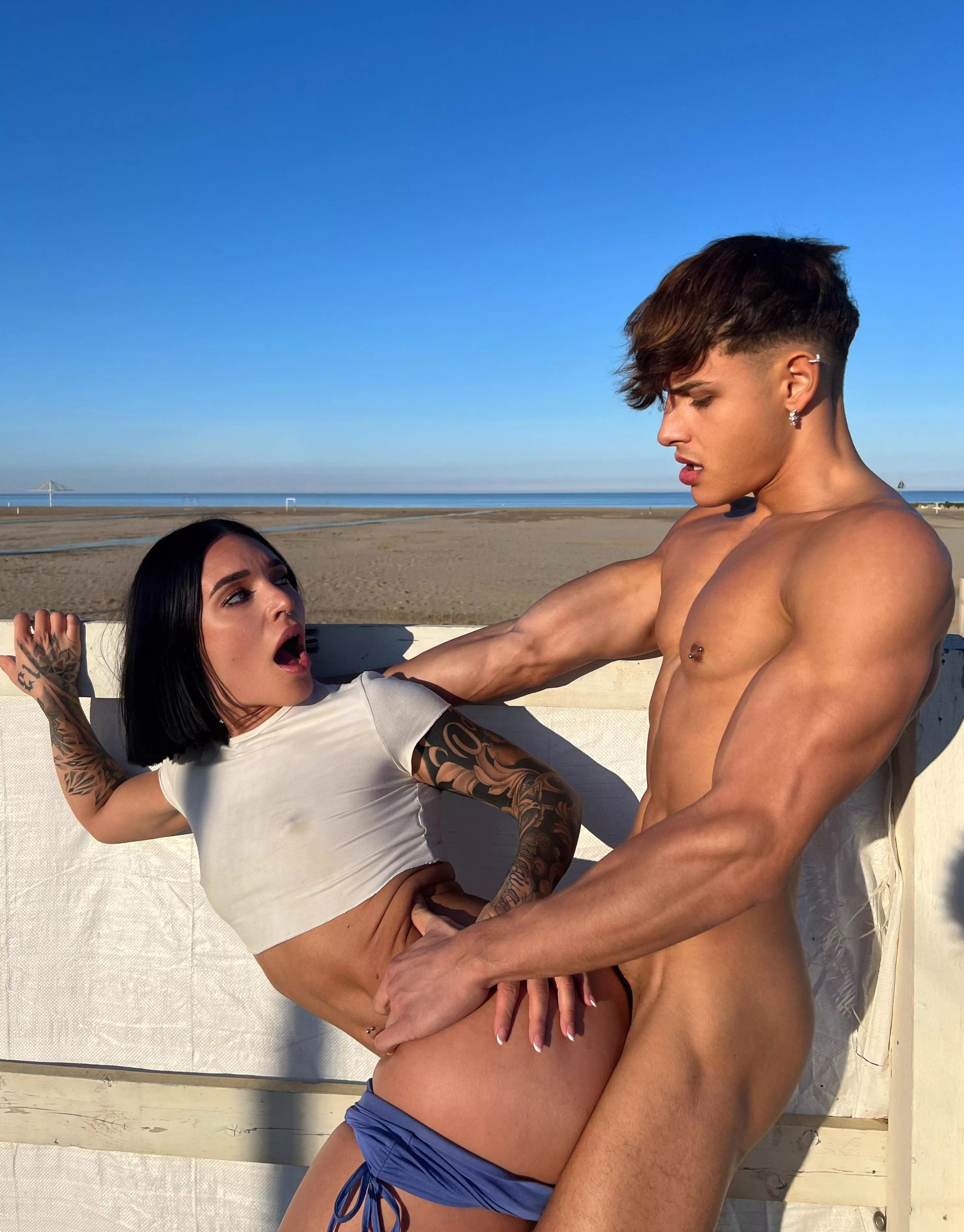 Taking advantage to fuck quickly on the beach before anyone sees us🏖️