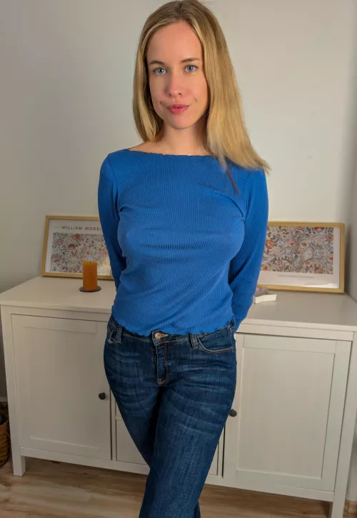 The blue shirt suits my eyes [F]