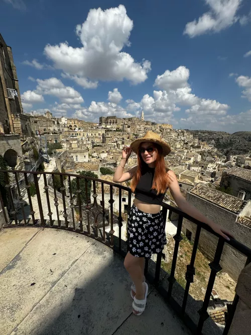 the little girl in the big hat