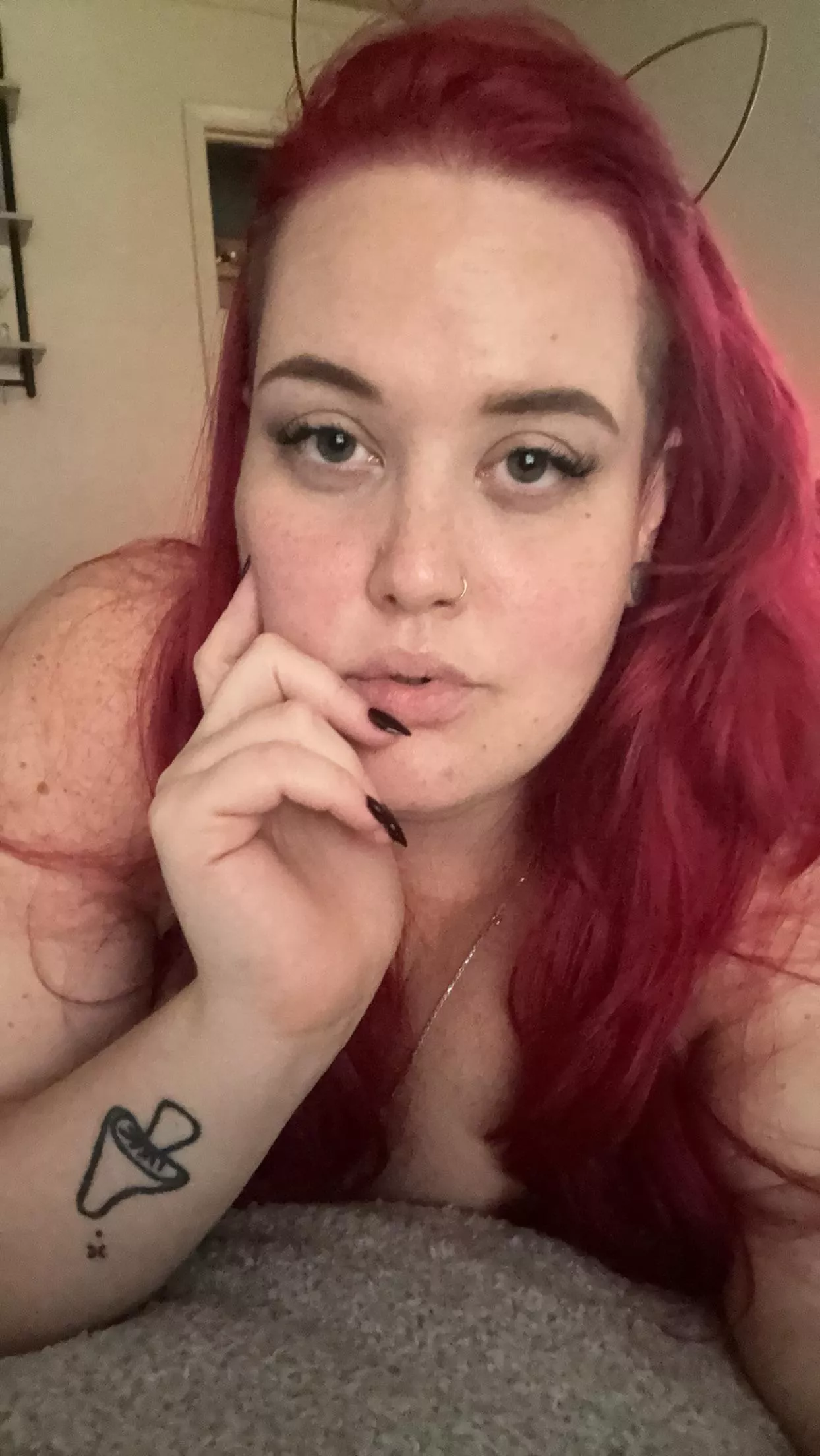 Think you could keep a girl company? ✨💕🫧