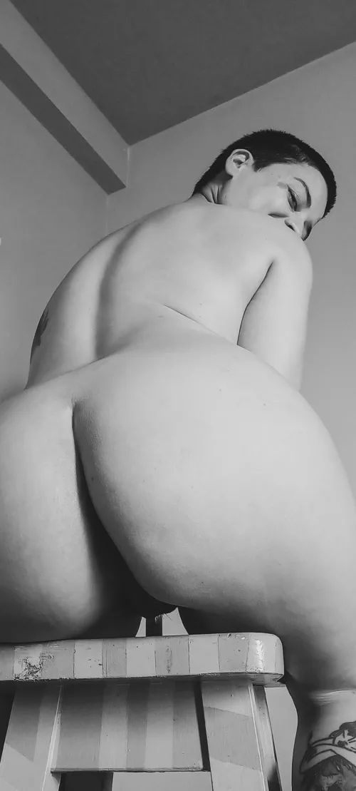 This ass wants to be eaten.	