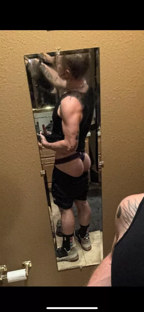 We don’t have a onlyfans yet but my boyfriend sent me a pic and it was too good for just me to hold on to ╰(*´︶`*)╯♡