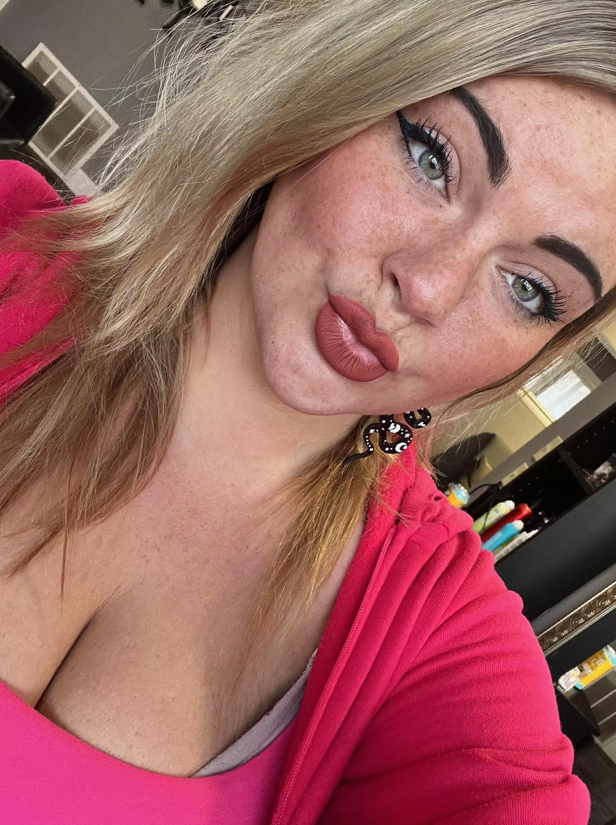 Who is going to be good and fuck their lonely milf neighbour