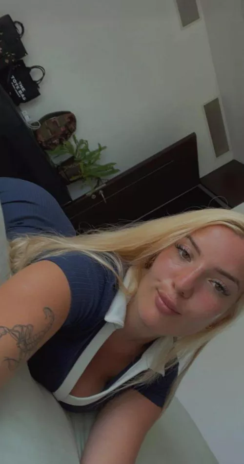 Who's up for random convos? [F] 19