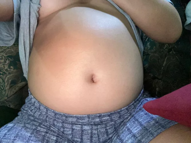 Would you like to see how this sexy belly fills me?🌭🍕🍟