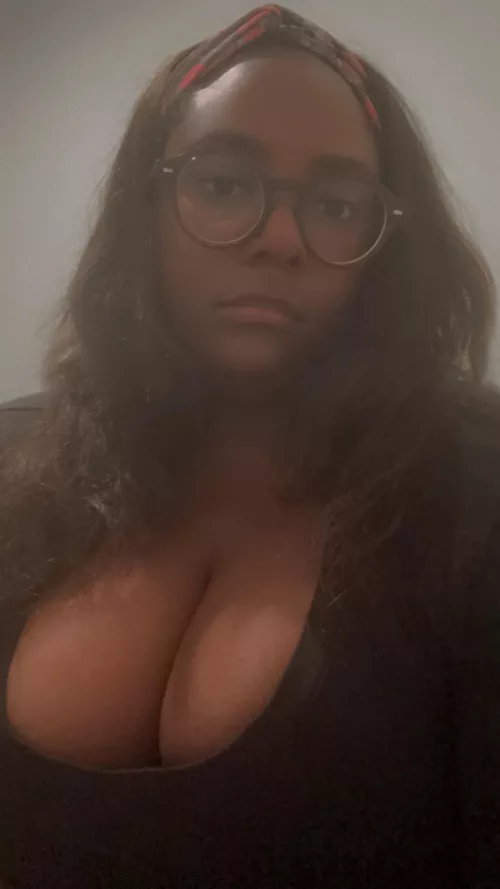 You don’t deserve to look on a goddess like me. Better pay up ✨💵