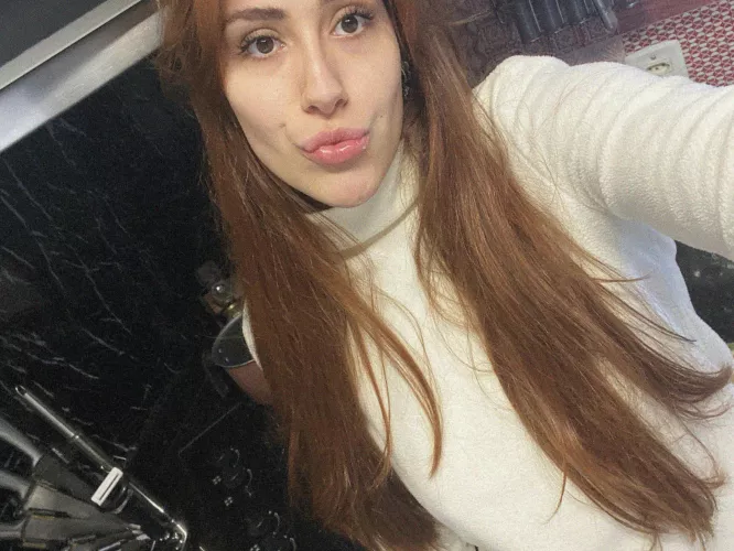 23 [F4M] Just me, my pout, and a little literary escape