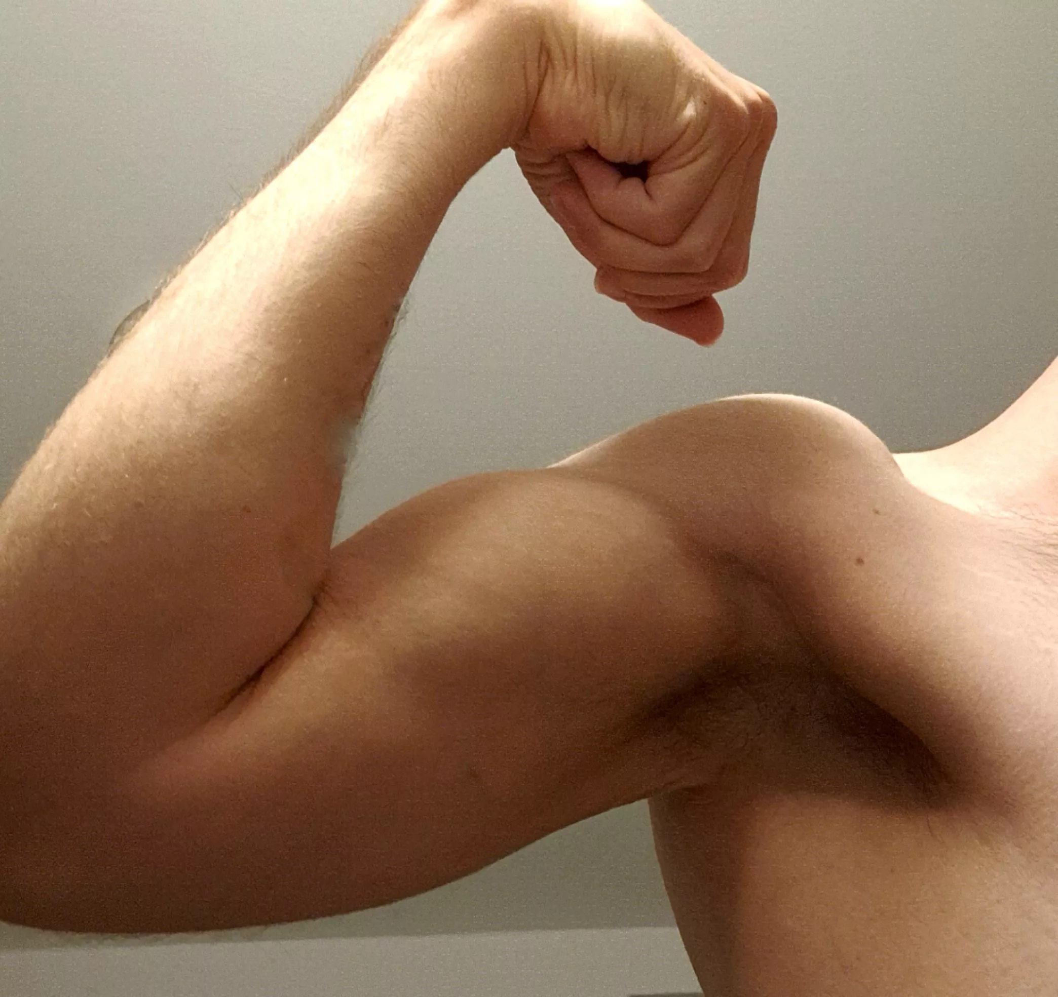 27 fit, horny, looking for skinny, fit or athletic guys. I love seeing guys showing off their bodies and flex for me. Kik: thewhitedeeeer 