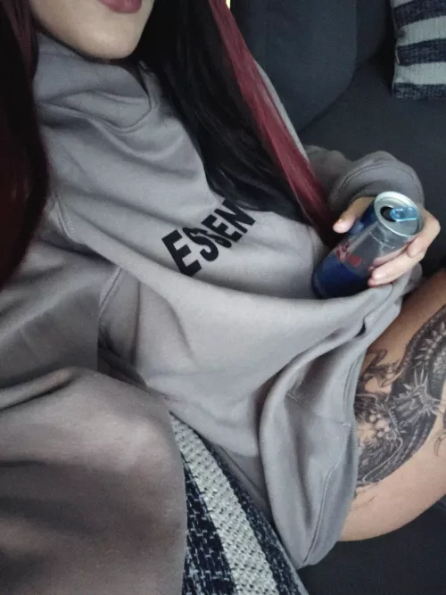 27F just enjoying some downtime and hoping to connect with someone for a fun talks 