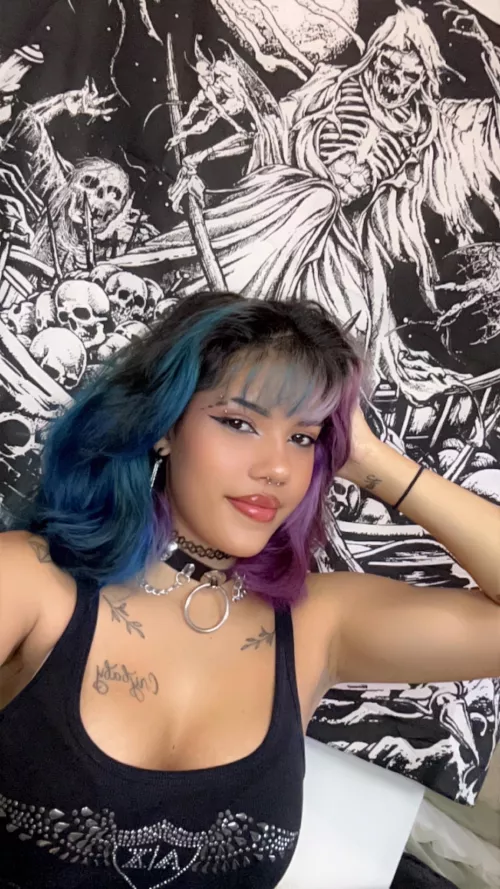 are there still men attracted to goth chicks like me? 