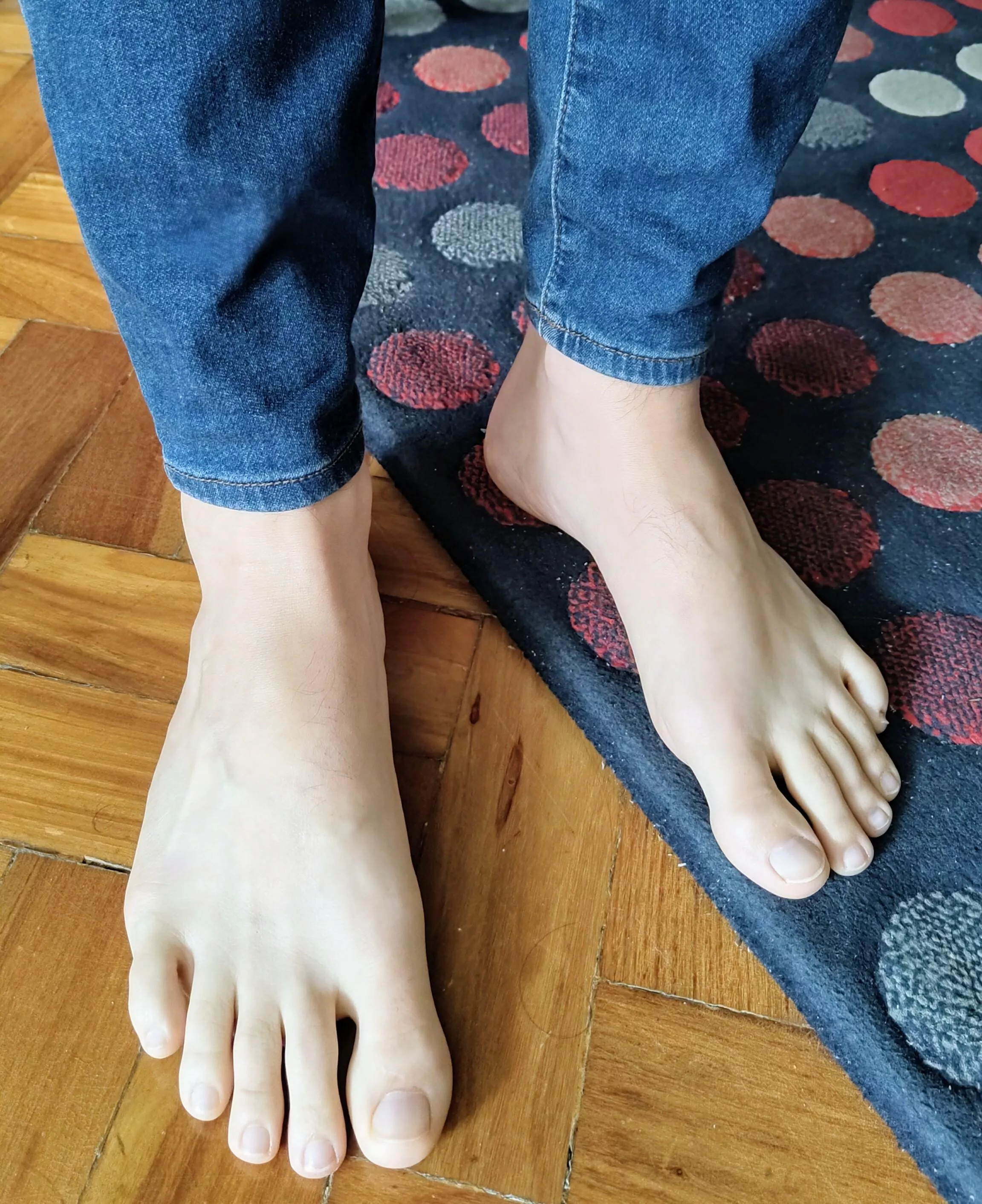 Barefoot in jeans 🤤