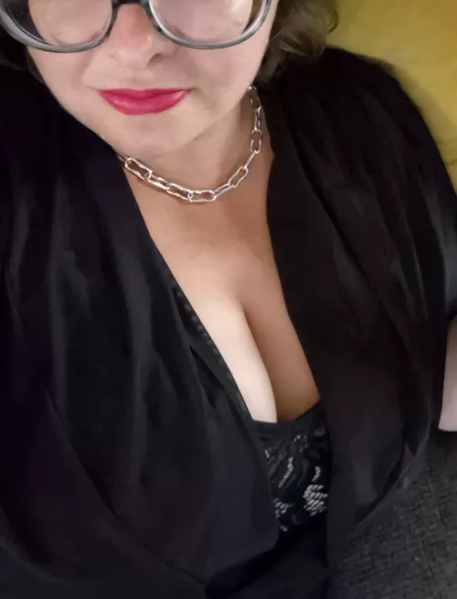 Coffee date cleavage 