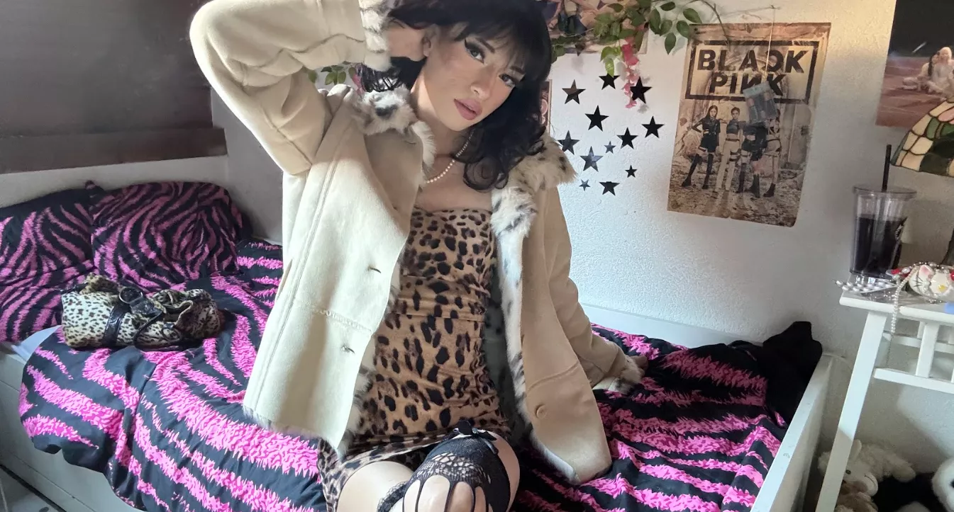 Come mess up the bed and my outfit with me