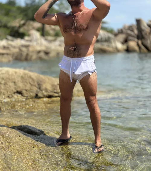 Damn, the sun is working hard to get through all this fur!