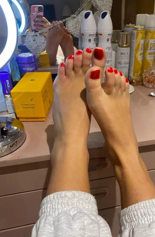 Does Red Make My Toes Pop? 💋👣