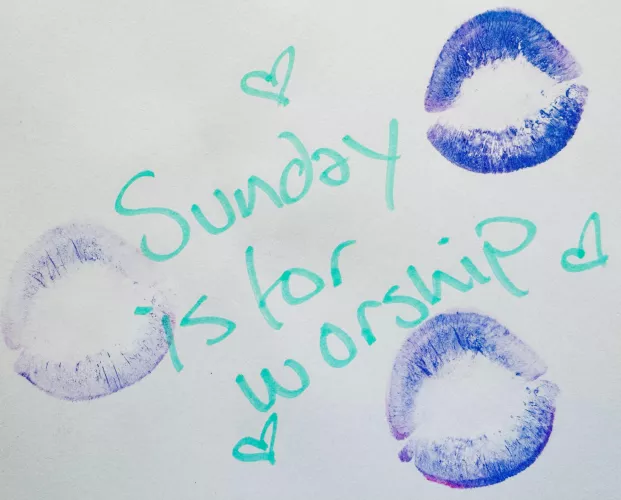 Don’t you just love my lipstick kiss marks? 💜💋💜