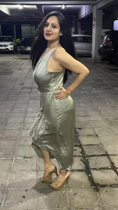 F4M It's the middle of the week and it's been a stressful week at the office. I have the reputation of being the office slut who has slept with a bunch of guys. I am known to never say no to anyone. As everyone is leaving you ask me if I could stay bac