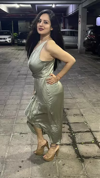 F4M It's the middle of the week and it's been a stressful week at the office. I have the reputation of being the office slut who has slept with a bunch of guys. I am known to never say no to anyone. As everyone is leaving you ask me if I could stay bac