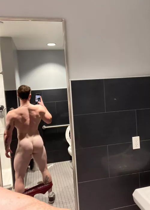 Feeling huge in the gym💪