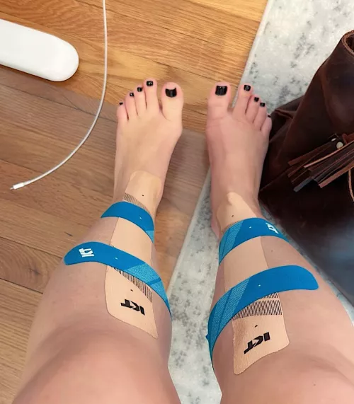 Friends wife showing me her feet 