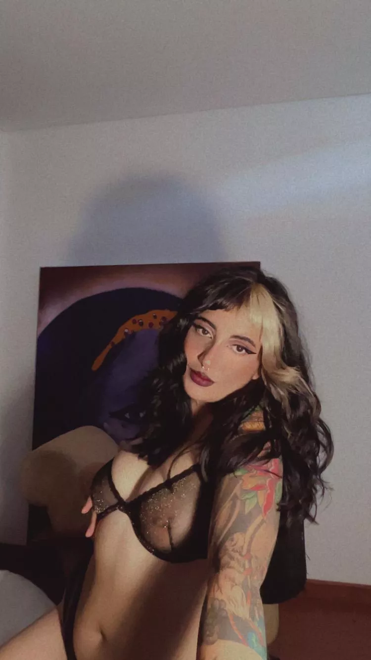 Fun and horny latina girl looking to have a good time with you, daddy. Let's talk! Just online.