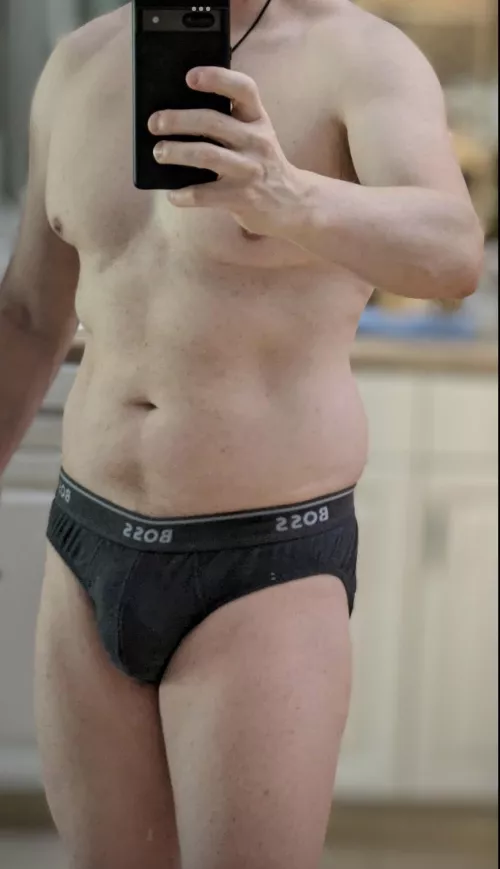 Handsome white guy looking for discreet bi or straight top for discreet fun