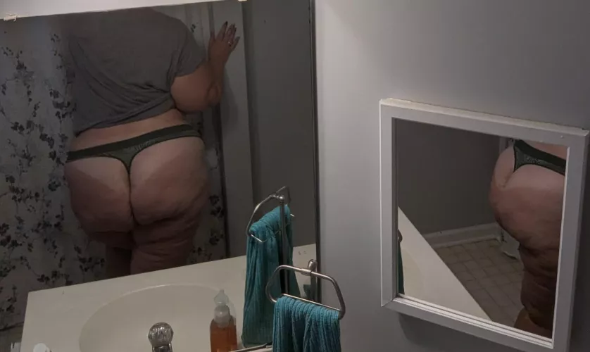 Happy Thicc Thursday! 🍑 From two angles!😋