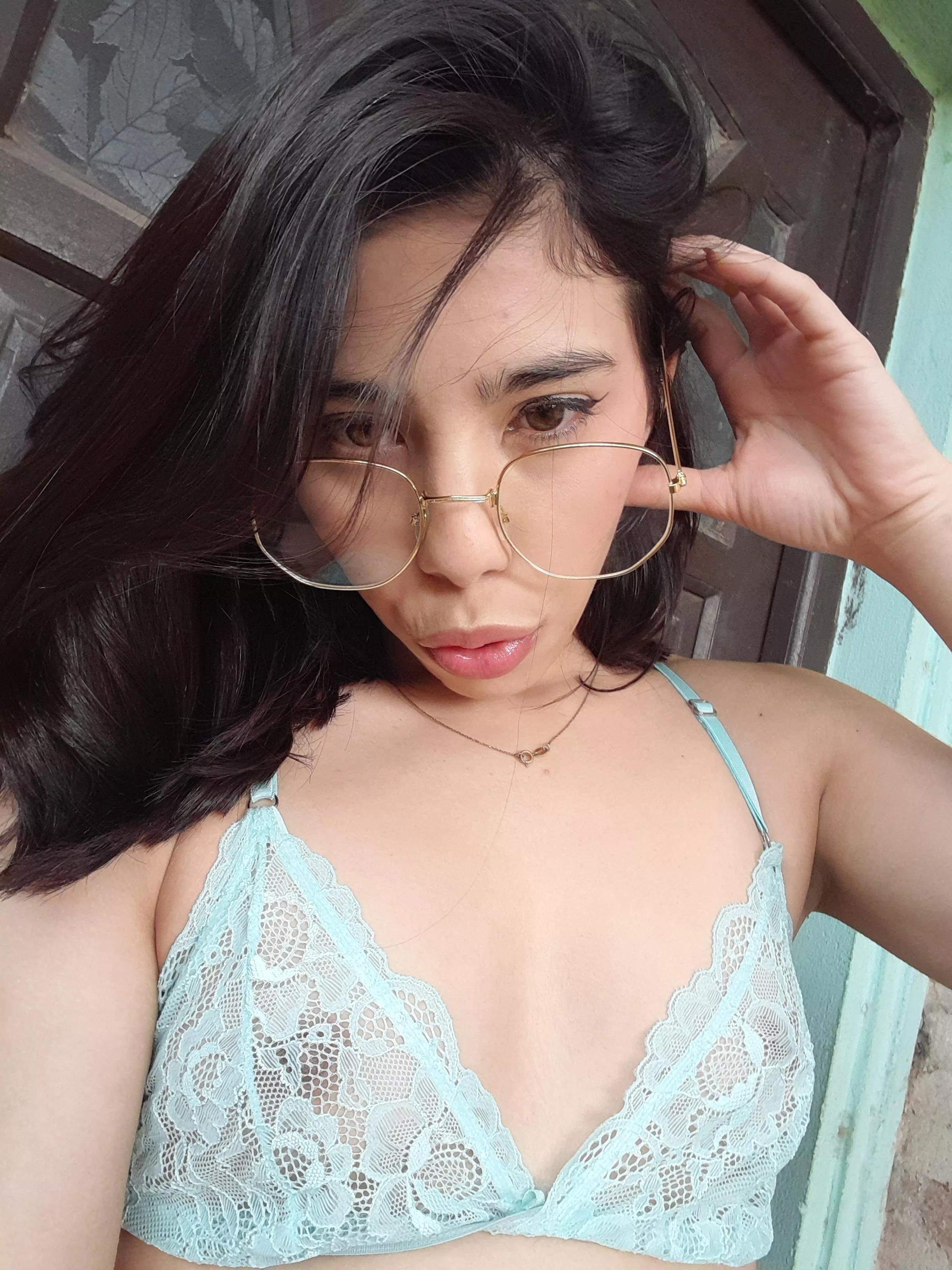 Honey, let's pretend your wife doesn't see us. 