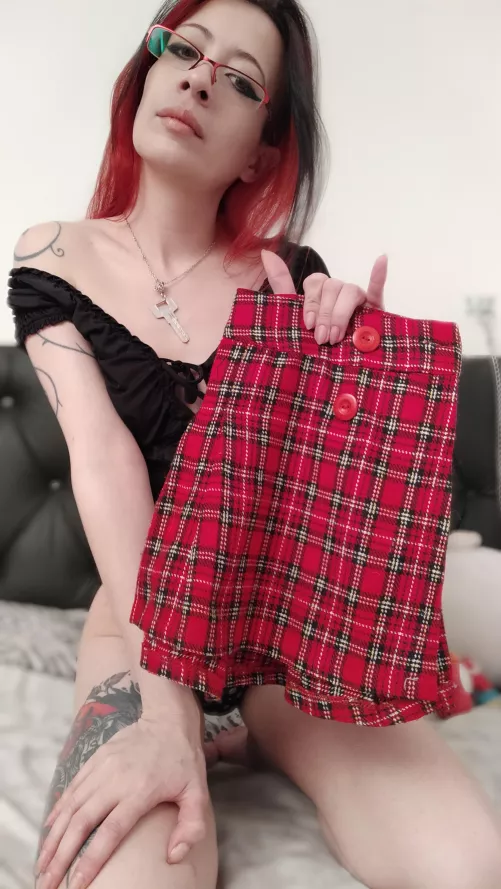 I brought you this skirt very short, be careful when you bend down.