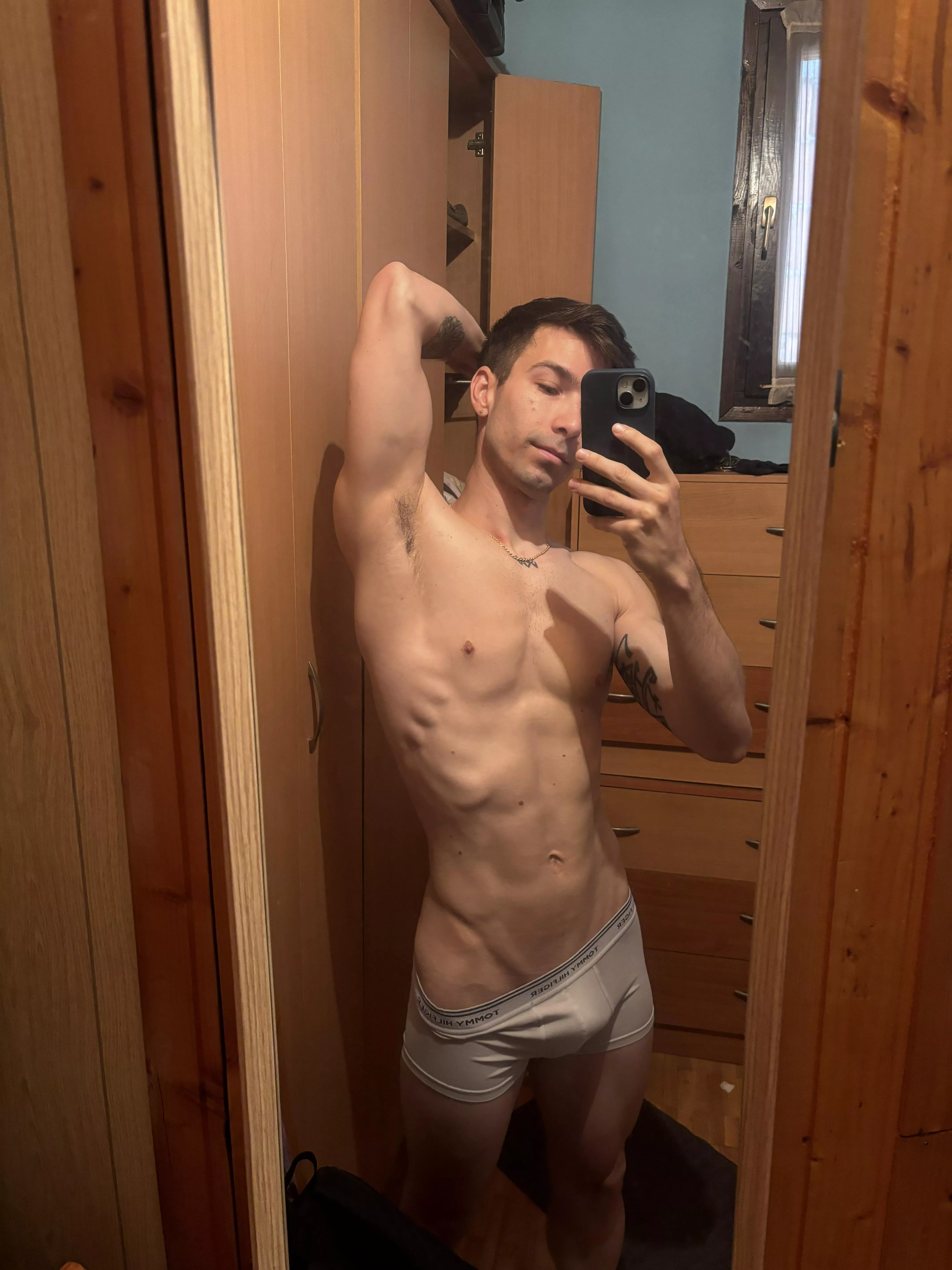 I need someone to lick me😋