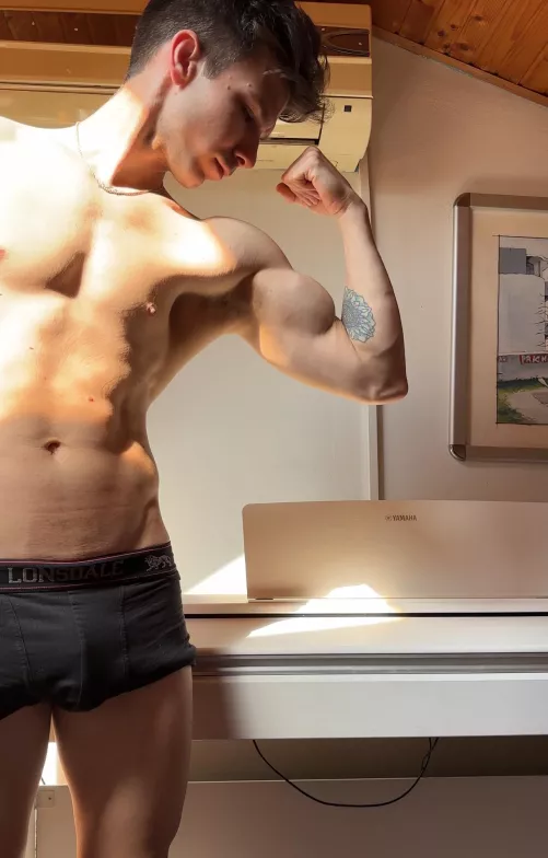 I need someone to lick me😋