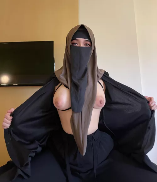 I wonder what you can do to a crazy muslim girl 🥴