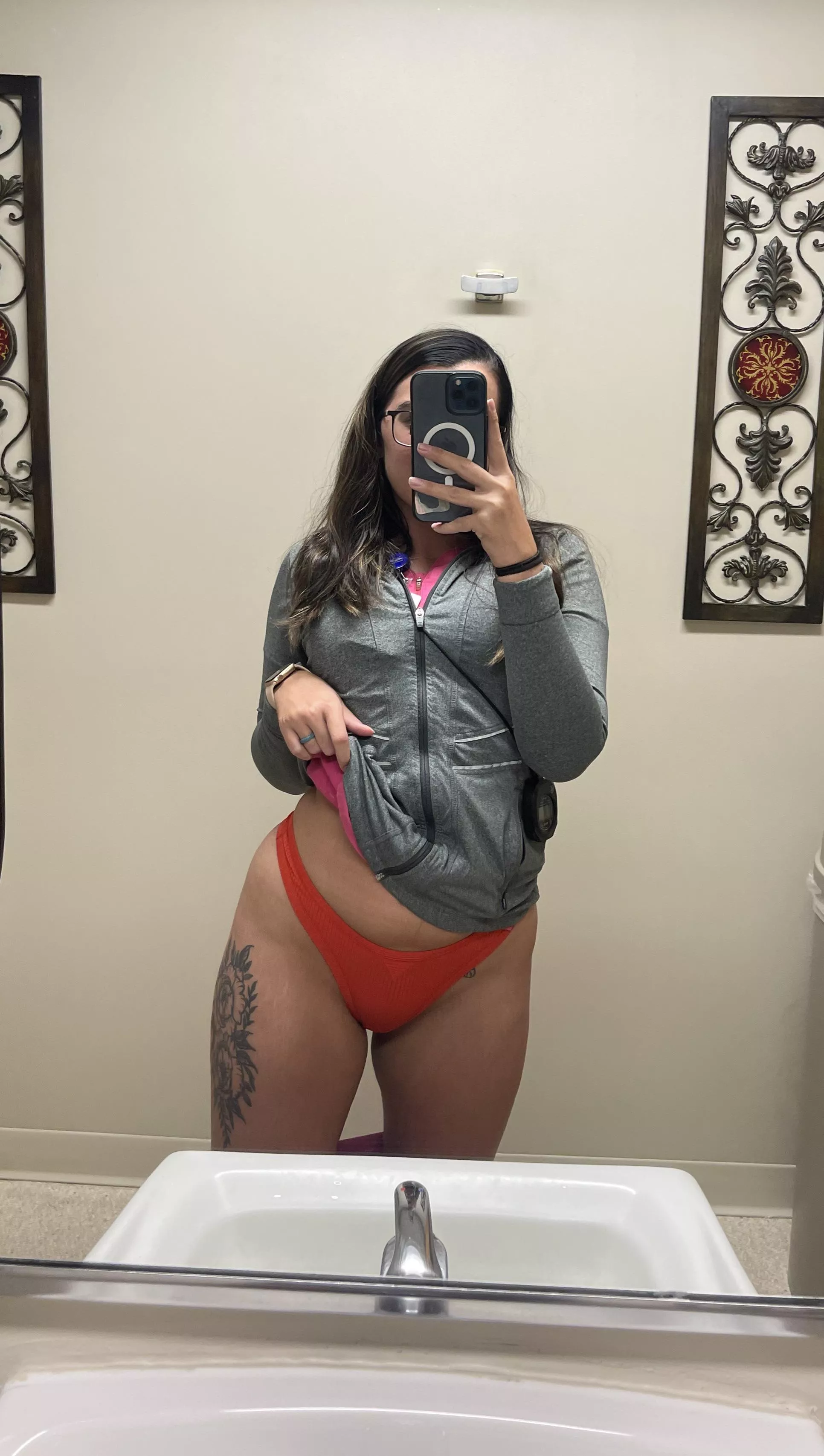 In desperate need of someone to come bend me over this sink ❤️