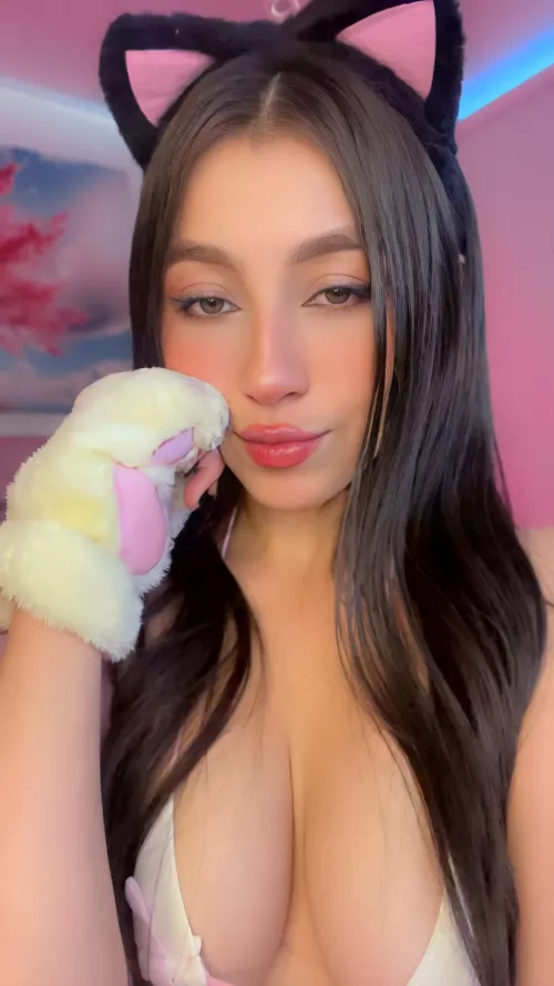 [julianaa_castro] 😻Miau! A little push and you'll be inside of me.   I love big cocks! I will suck you and fuck me.🍆💦