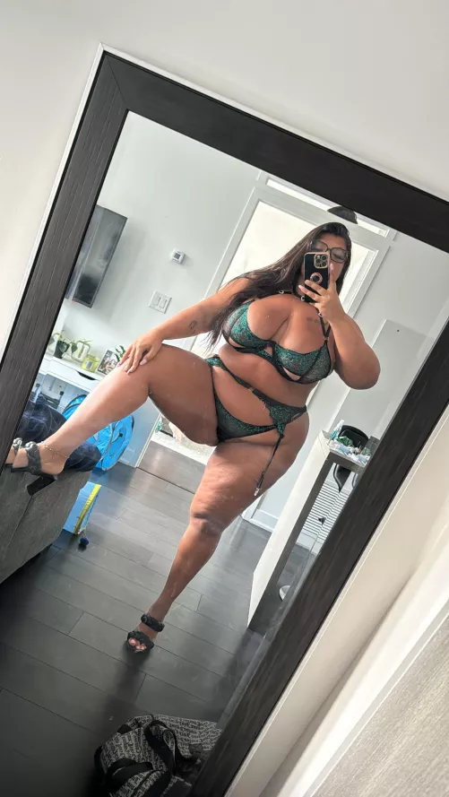 Just a BBW looking for a face to smother.. 