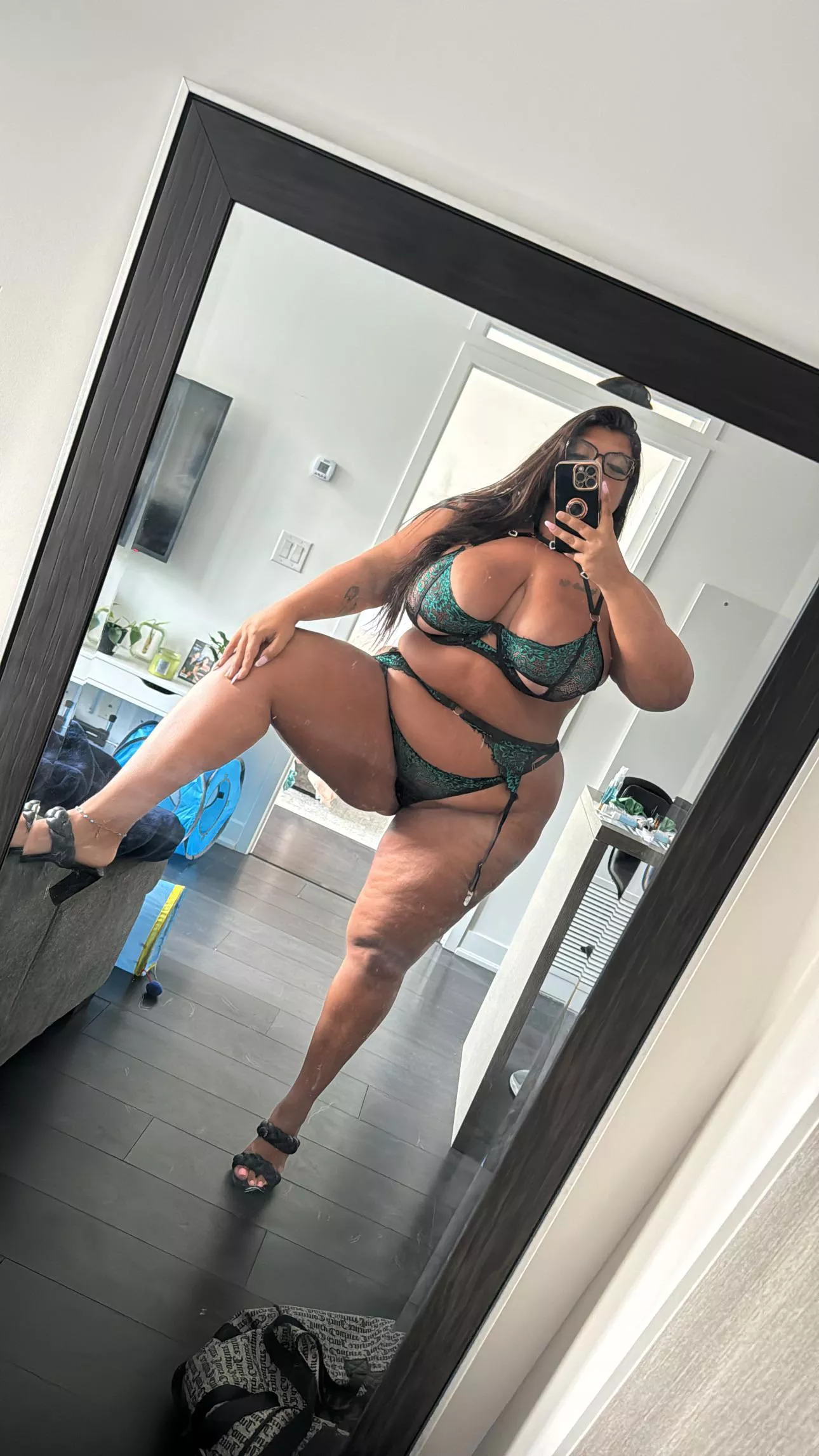 Just a BBW looking for a face to smother.. 