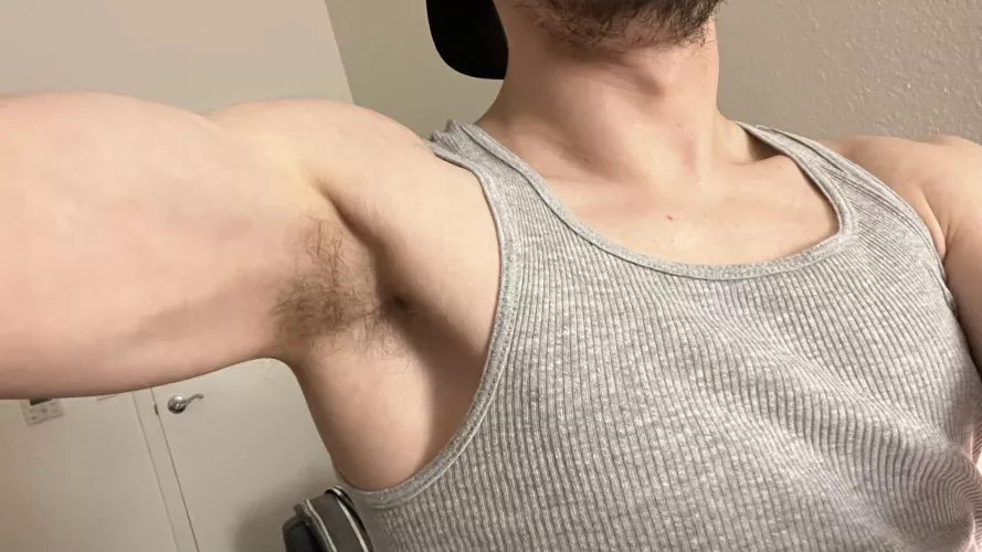 Just casually stretching in front of the bros to see who looks 👀