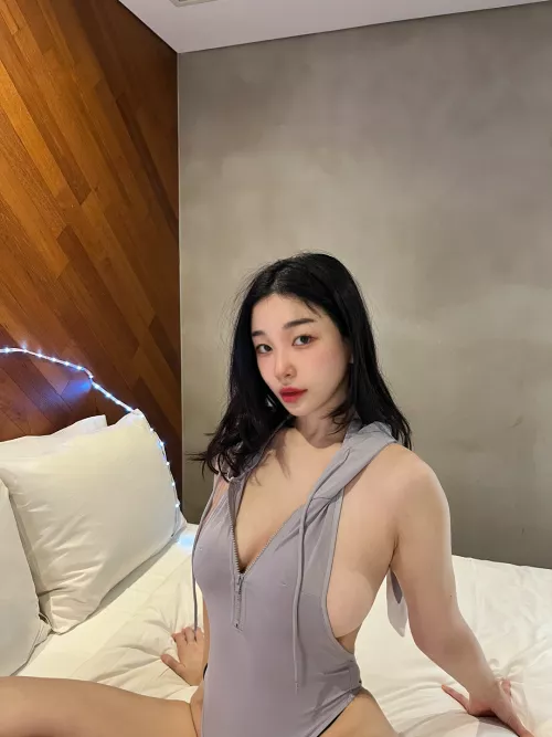 look in my eyes and tell me if Im not busty :)