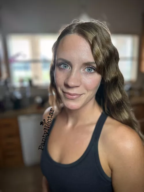 Look into my eyes and cum for me right now 