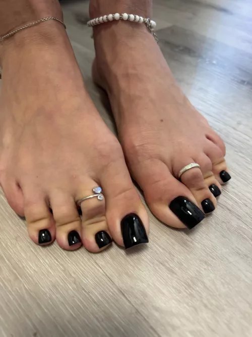 Love my black toes 🖤