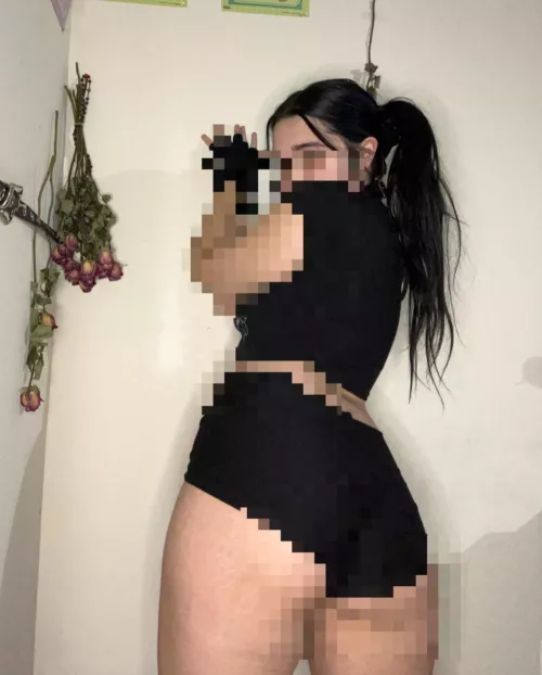 making sure you don’t see what you don’t deserve to… 👸🏻