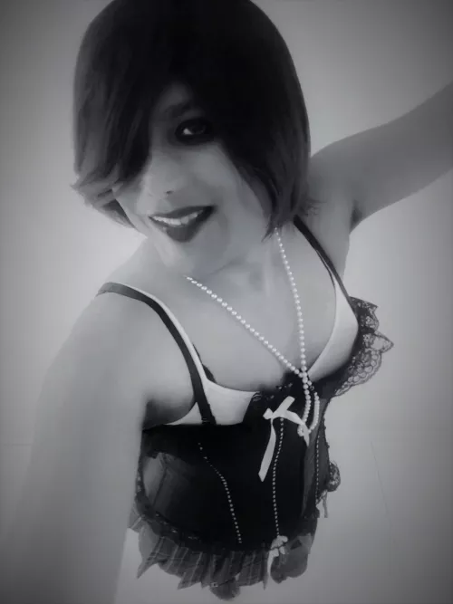 Mid-week photo shoot! Was going for that vintage boudoir look...not sure i succeeded 😋...Thoughts? xxx