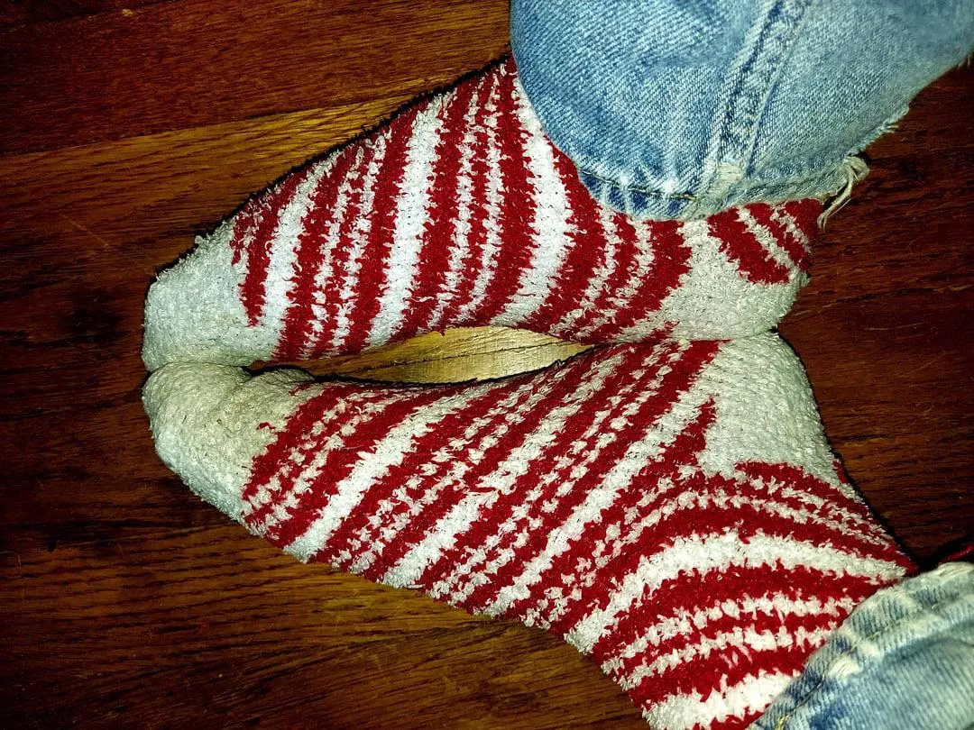 Need someone to cum worship my sticky fuzzy socks❤️😈