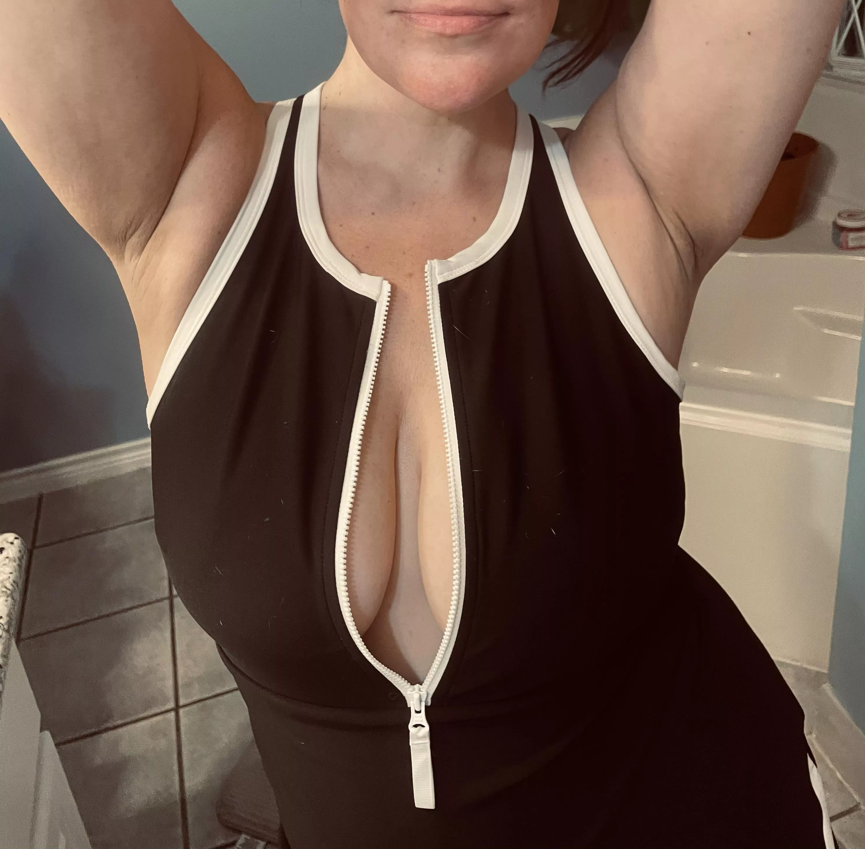  One sniff my boss lady pits 