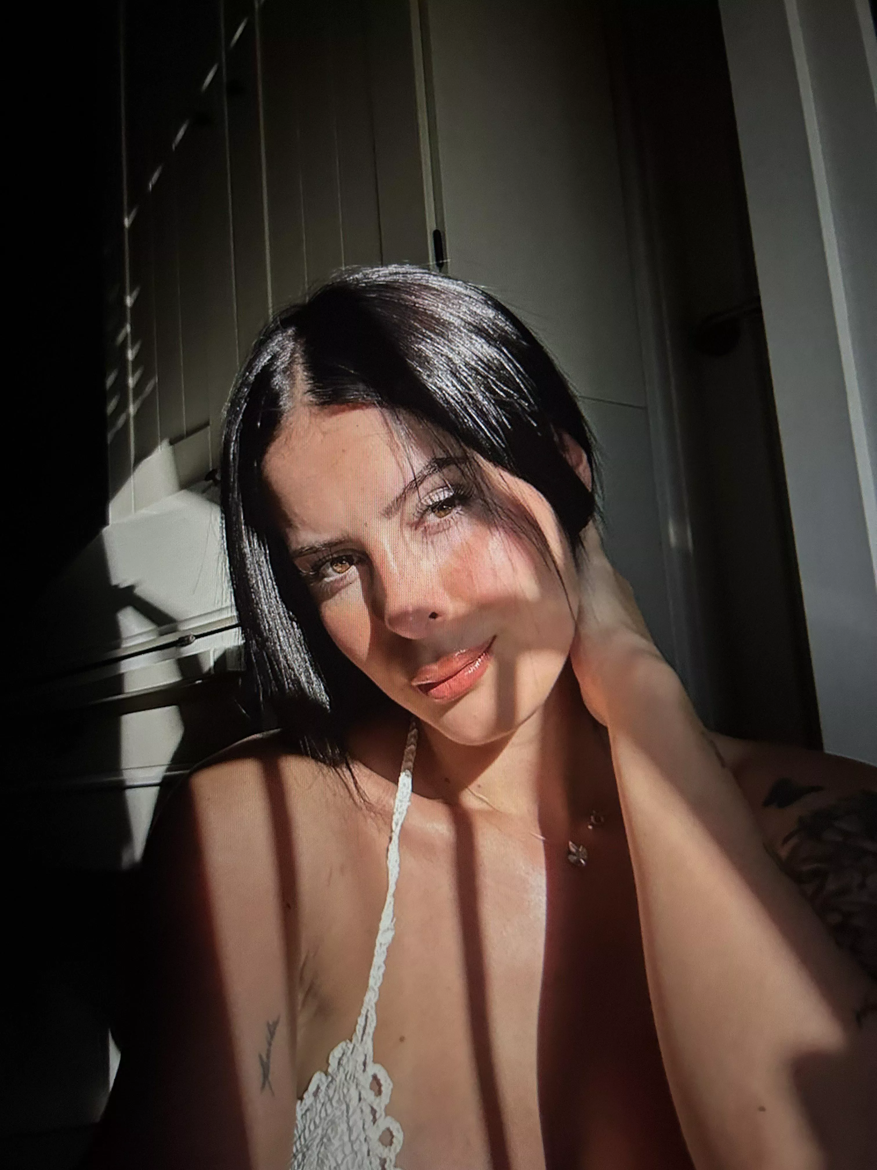 pretty enough to get your attention? wanting some fluttery 23F [F4M]