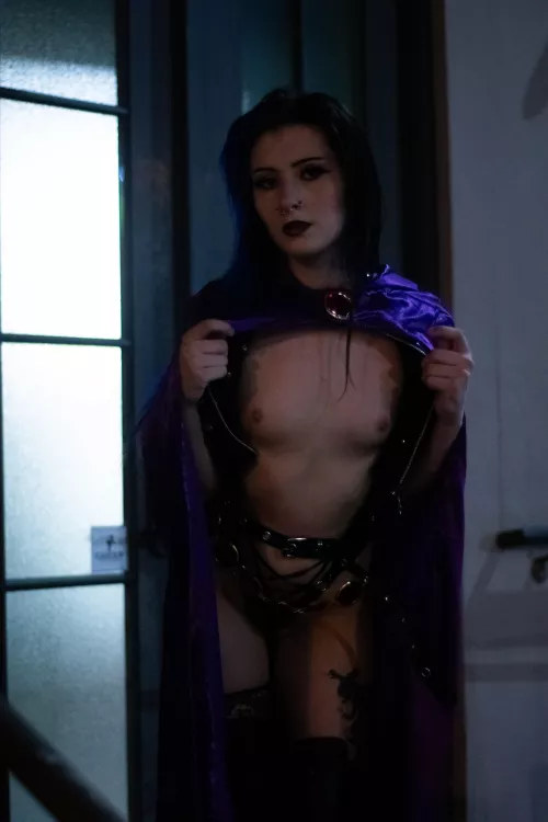 raven has the tiniest tits of the titans 