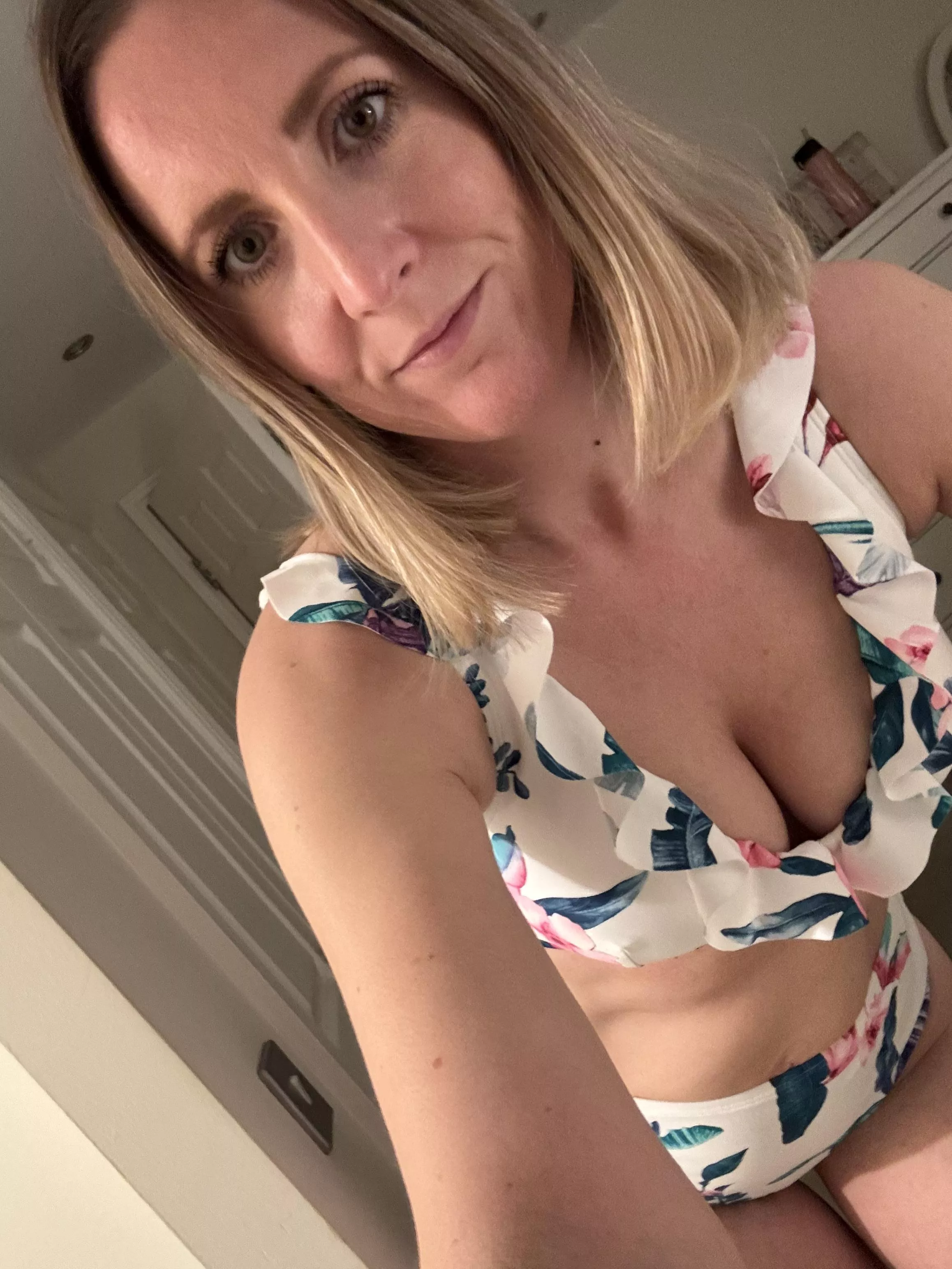 Ready for a week of sun. Making sure the guys around the pool check me out