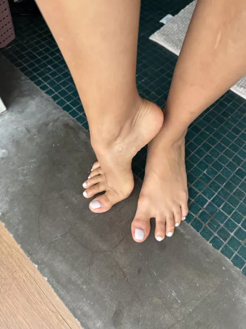 The sexiest feet you will see today. You want to lick and smell them 